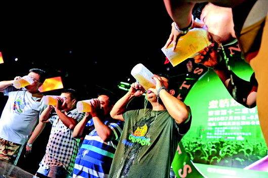 秋季是吃地摊喝瓶酒免不了,适量喝酒增加绿巨人视频app黄色官方下载